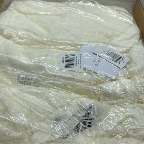 Torrid Women’s Plus Size Ivory Lace Capelet Wedding Dress Size 16 - Picture 11 of 12